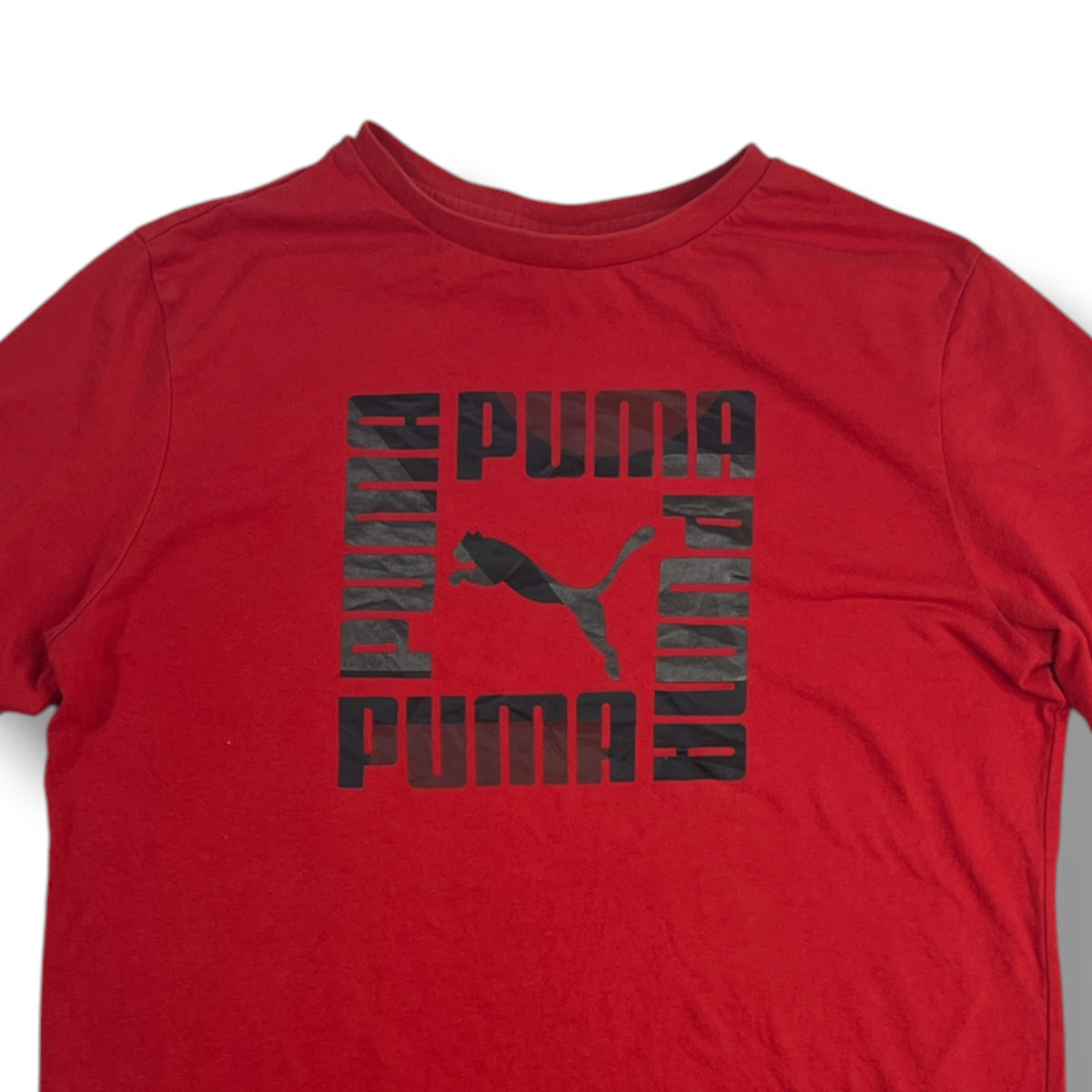 Detalle de estampado frontal Puma
