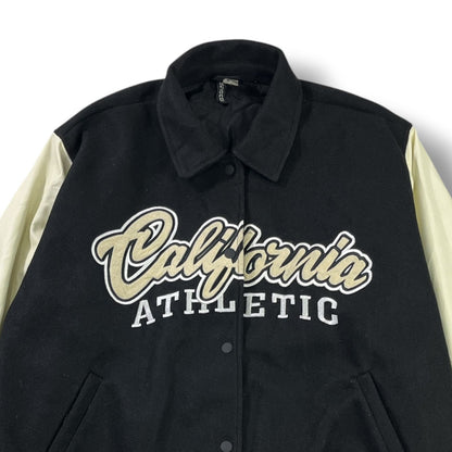 CHAQUETA BOMBER H&M DIVIDED CALIFORNIA ATHLETIC TALLA XL NEGRA/CREMA