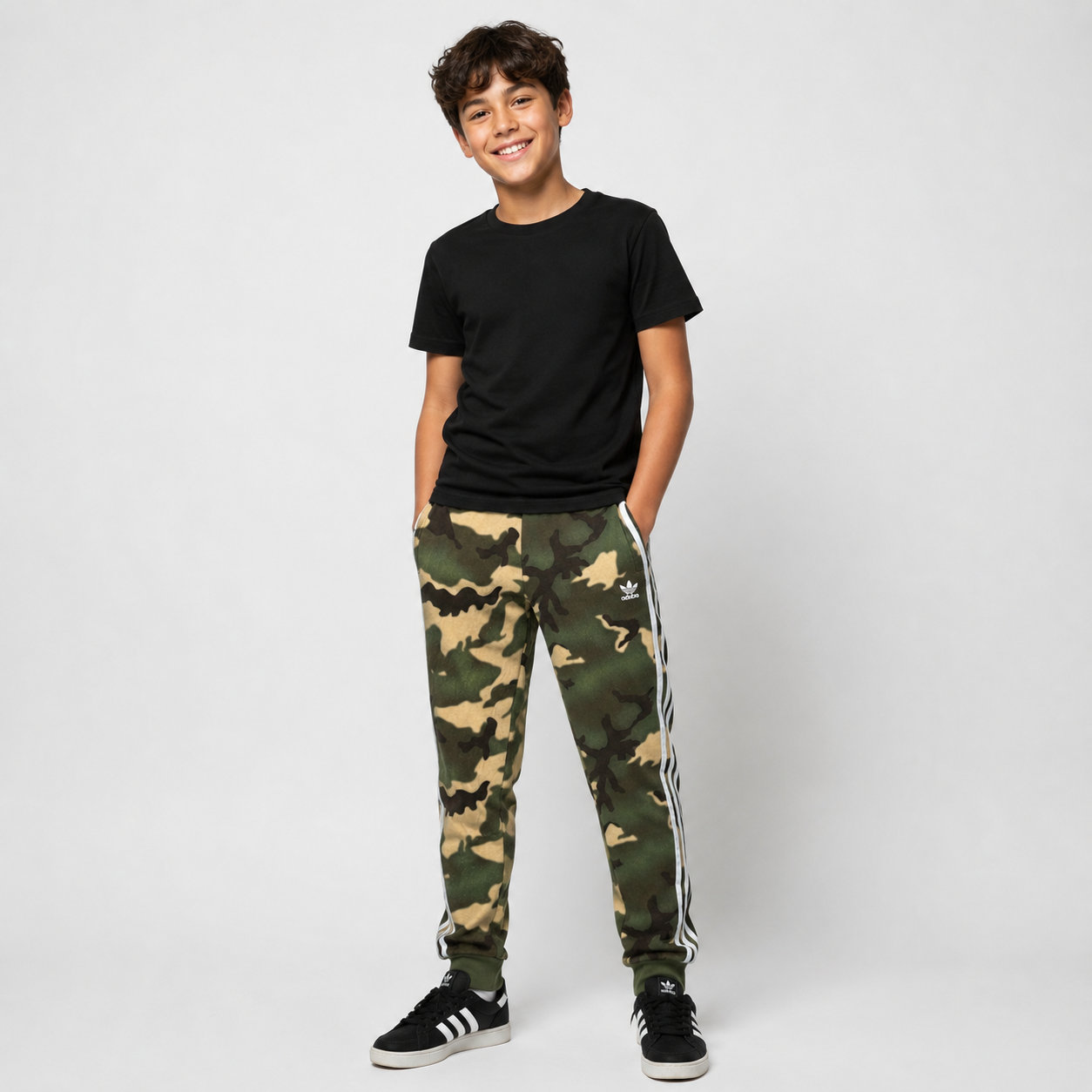 PANTALÓN JOGGER ADIDAS ORIGINALS CAMUFLADO · TALLA JUVENIL 14/16 – XS ADULTO