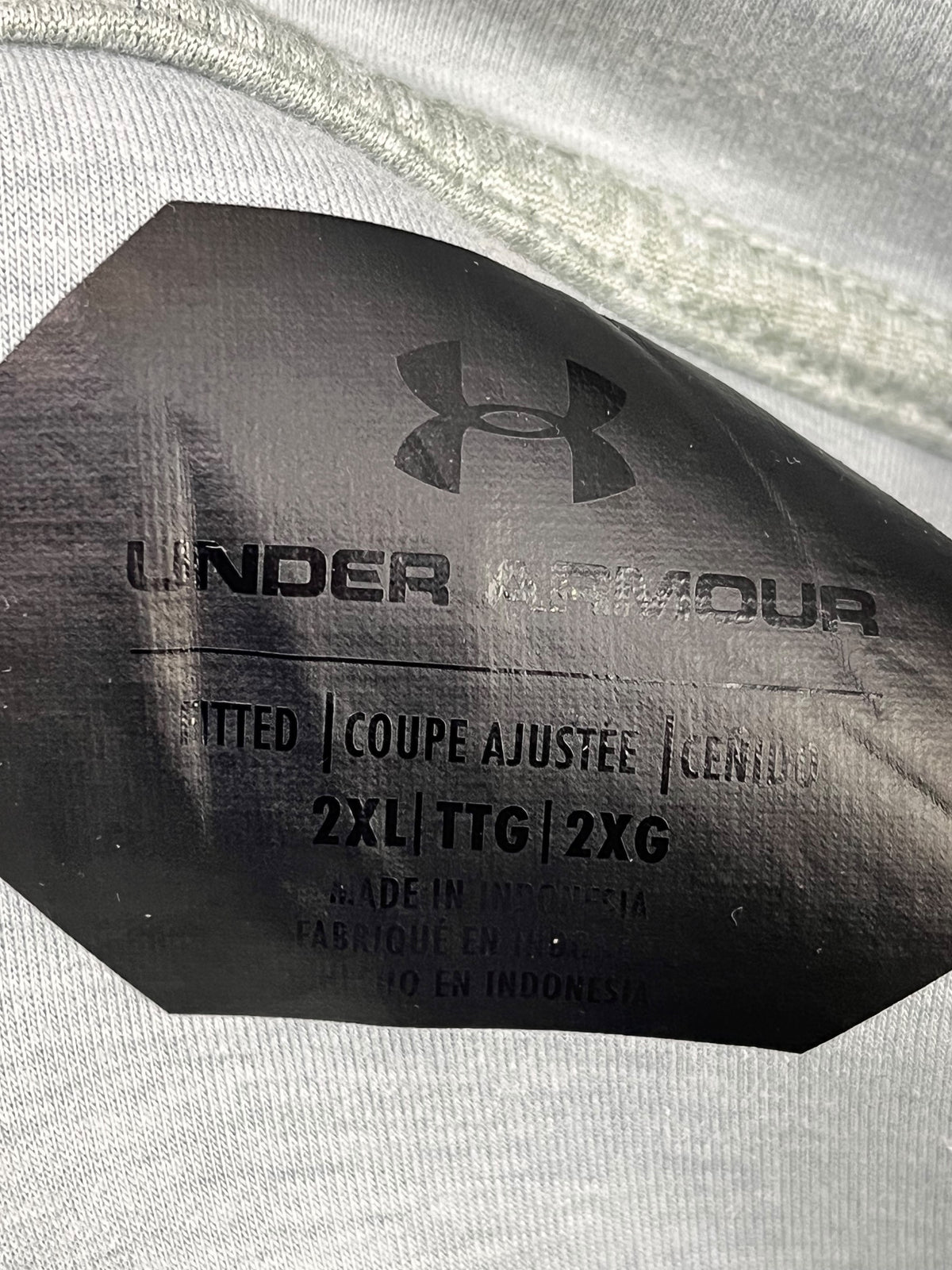 POLERÓN UNDER ARMOUR HOMBRE · TALLA 2XL GRIS