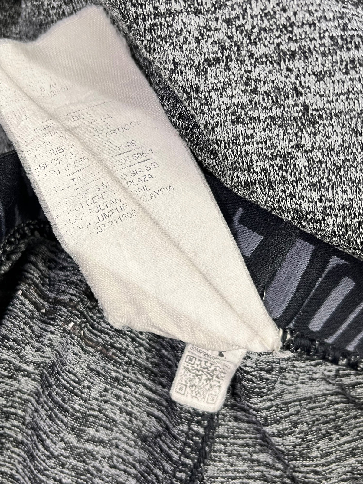 PANTALÓN DEPORTIVO UNDER ARMOUR HOMBRE GRIS JASPEADO TALLA M APROX.