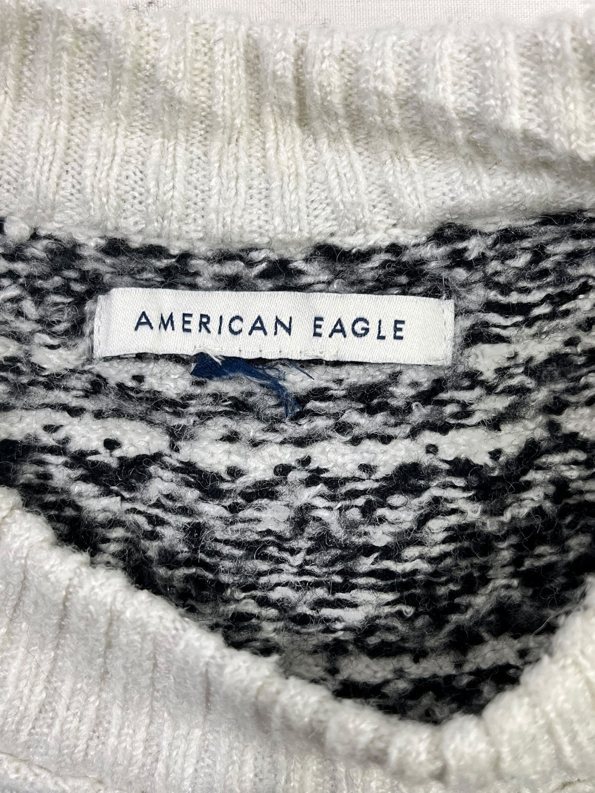 SWEATER AMERICAN EAGLE MUJER TALLA XS ESTAMPADO BLANCO Y NEGRO