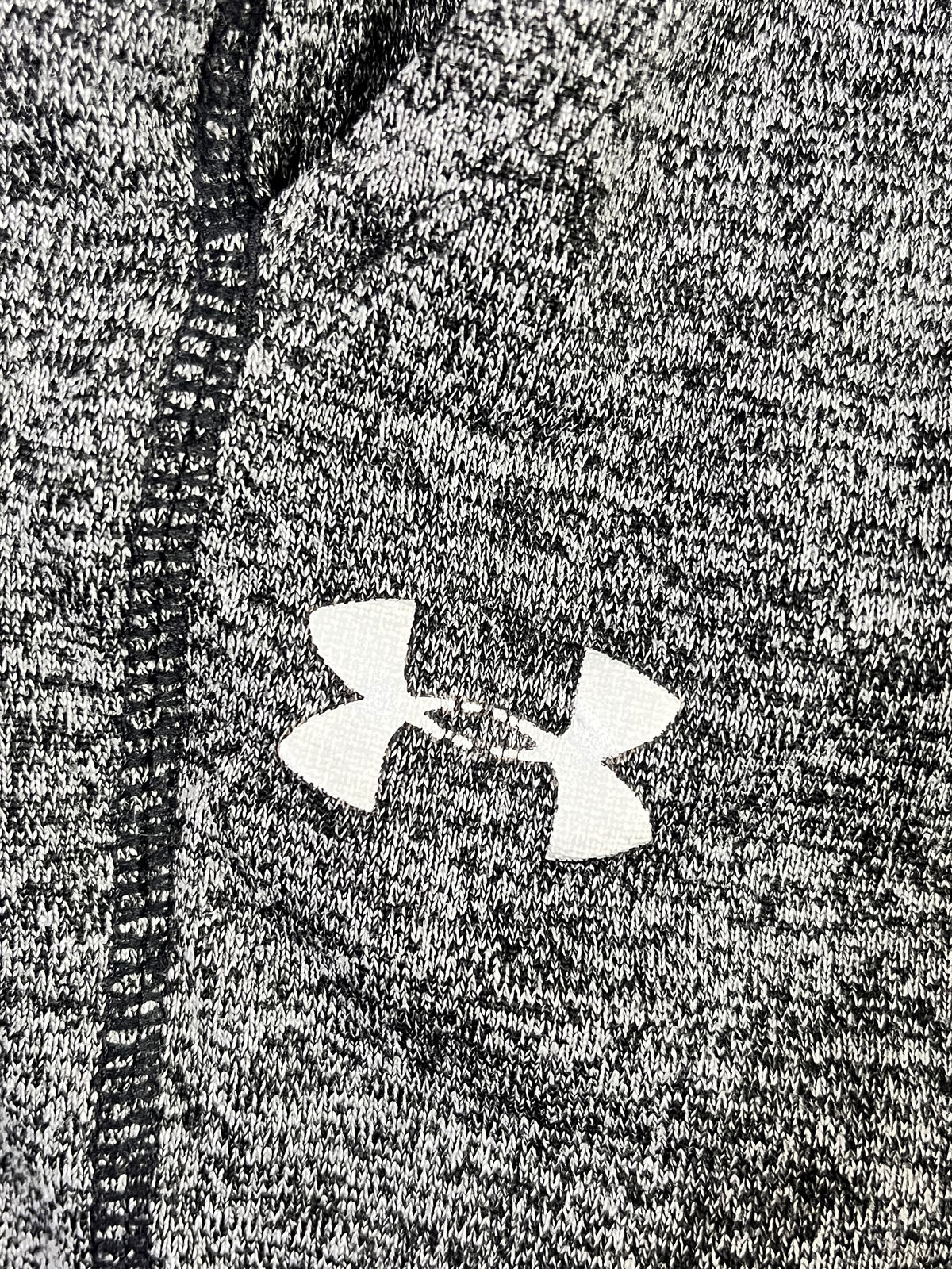 PANTALÓN DEPORTIVO UNDER ARMOUR HOMBRE GRIS JASPEADO TALLA M APROX.