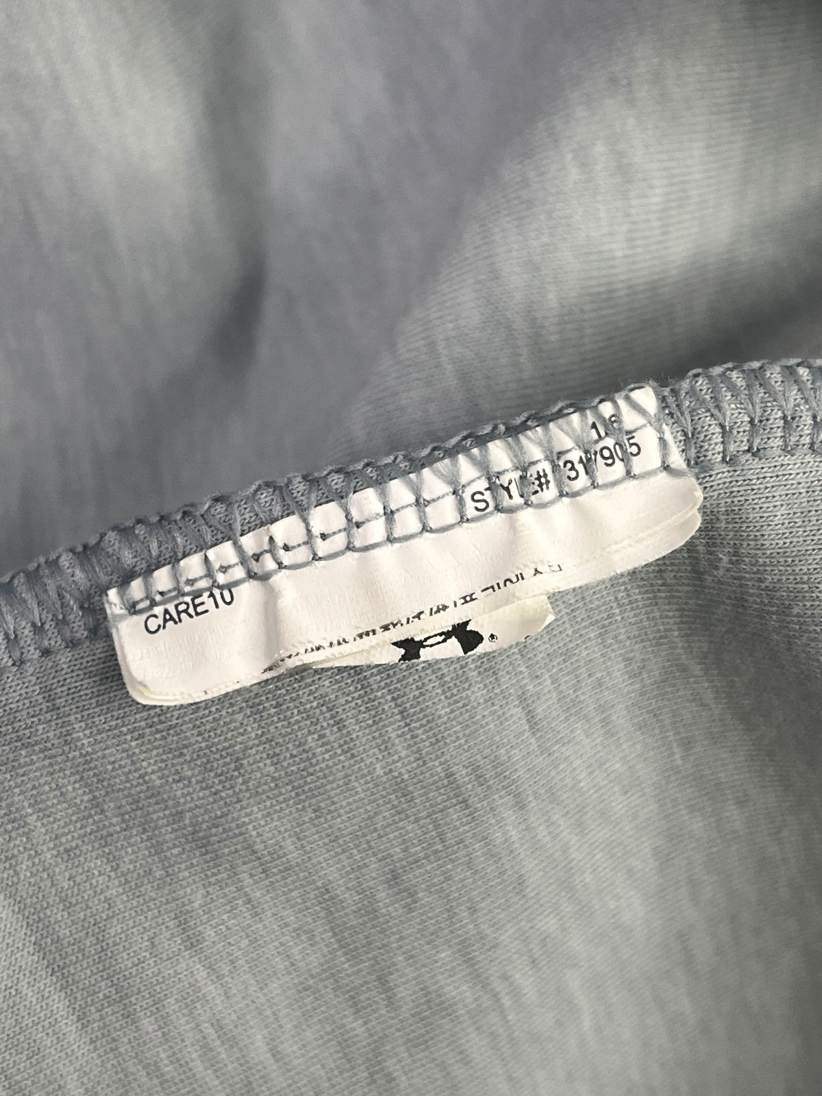 POLERÓN UNDER ARMOUR HOMBRE · TALLA 2XL GRIS