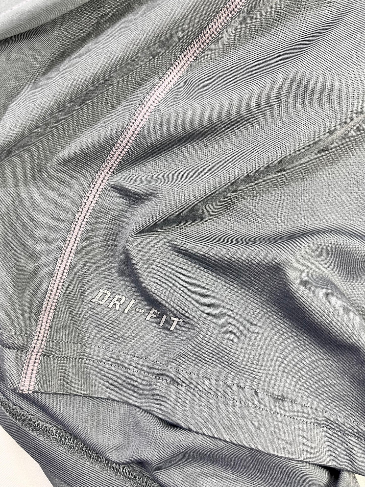 POLERA DEPORTIVA HOMBRE NIKE DRI-FIT MANGA LARGA TALLA M GRIS