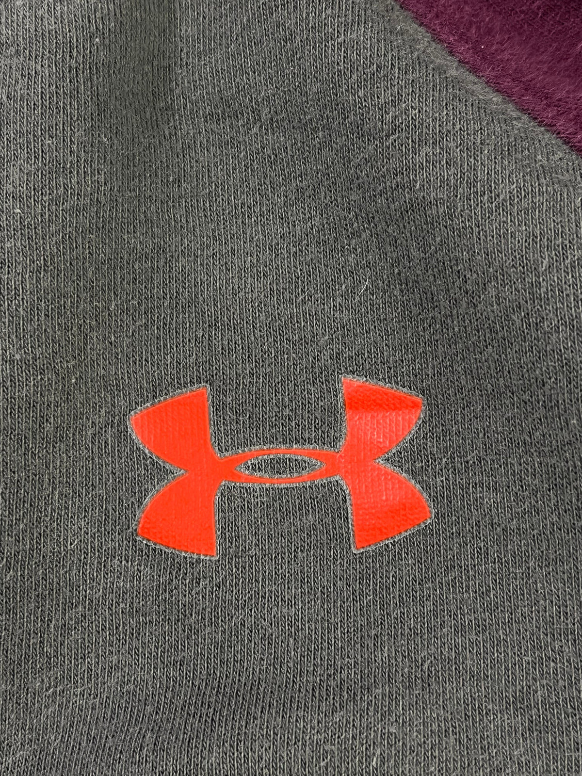 POLERÓN UNDER ARMOUR COLDGEAR YOUTH TALLA YXL – GRIS/BURDEO