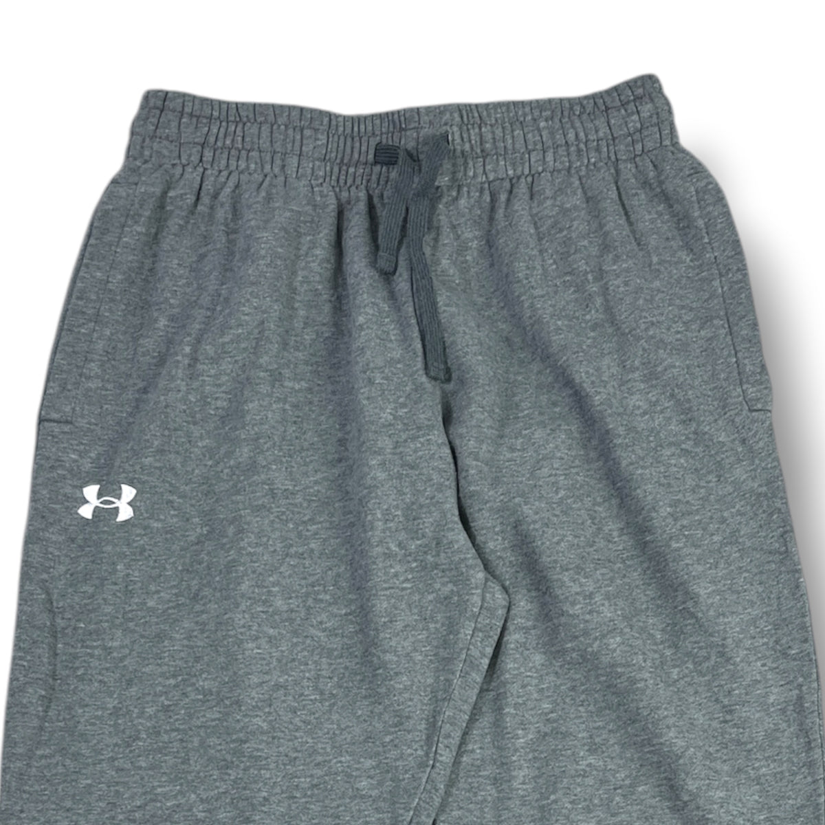 Detalle de cintura elástica y cordón, bolsillos y logo Under Armour
