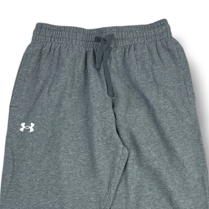 Detalle de cintura elástica y cordón, bolsillos y logo Under Armour