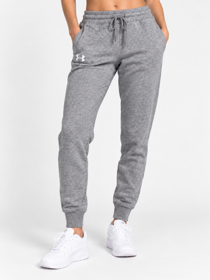 Modelo con pantalón jogger Under Armour gris jaspeado talla M, vista desde cintura hacia abajo, fotografía ilustrativa 3:4