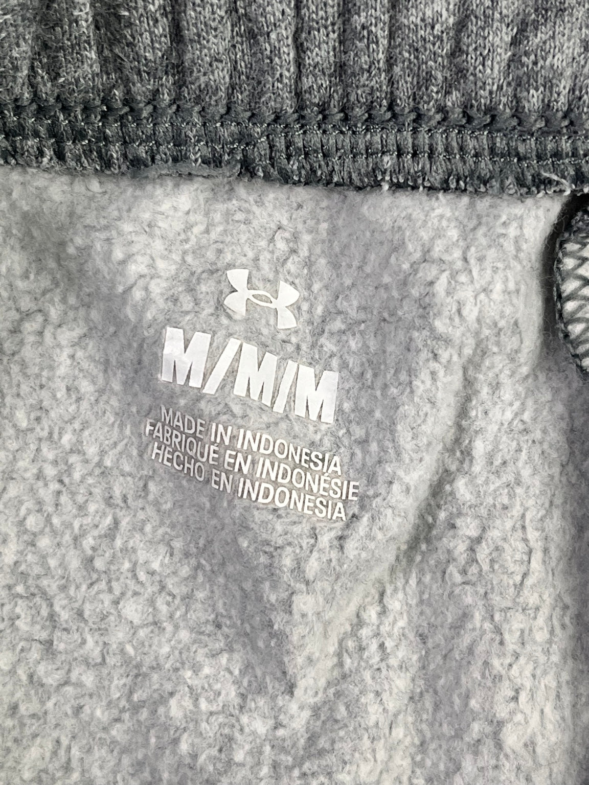 Etiqueta Under Armour talla M, fabricado en Indonesia
