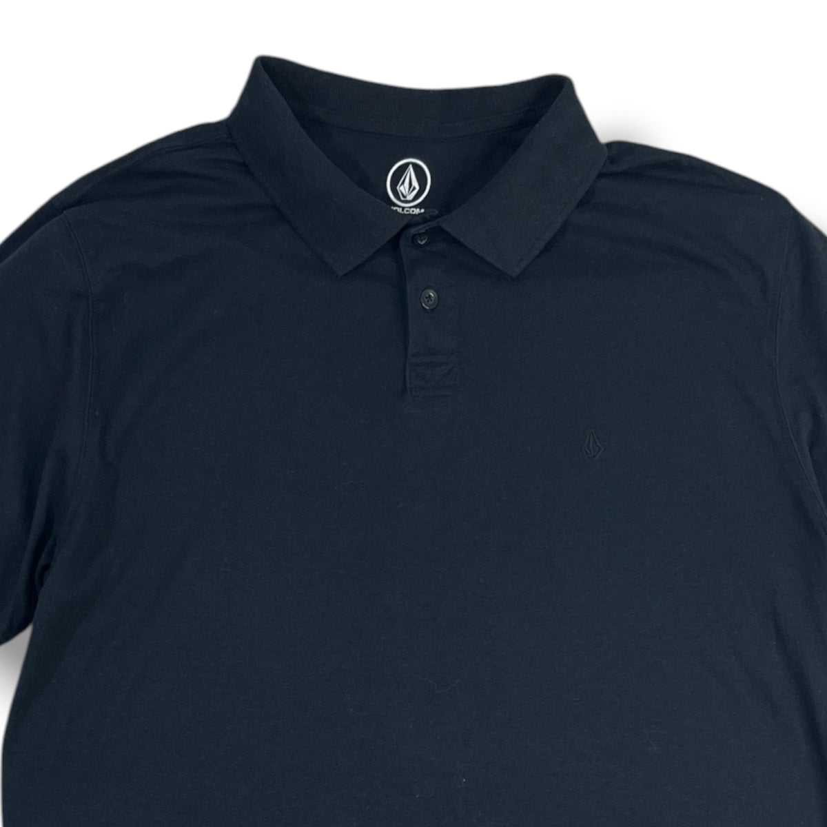 Detalle real de cuello y logo Volcom