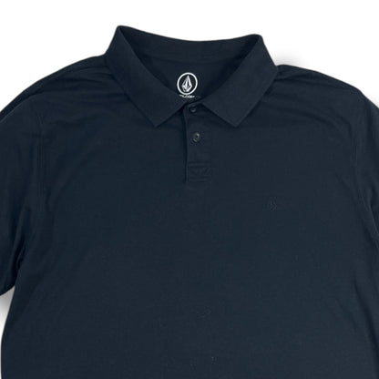 Detalle real de cuello y logo Volcom
