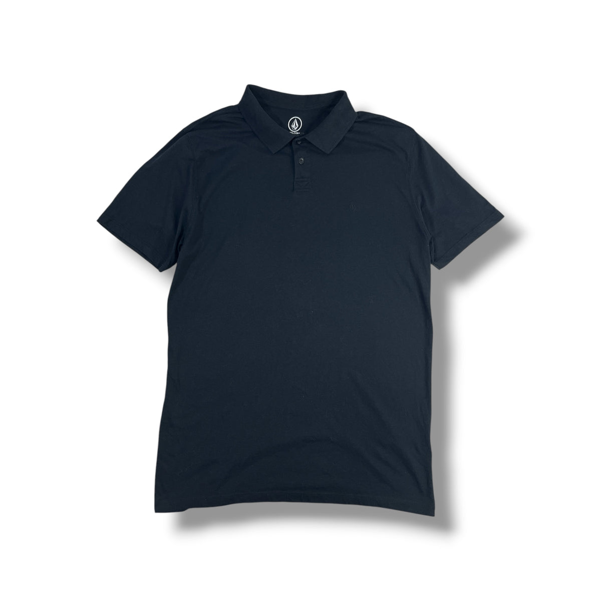 Fotografía real frontal de polera polo Volcom