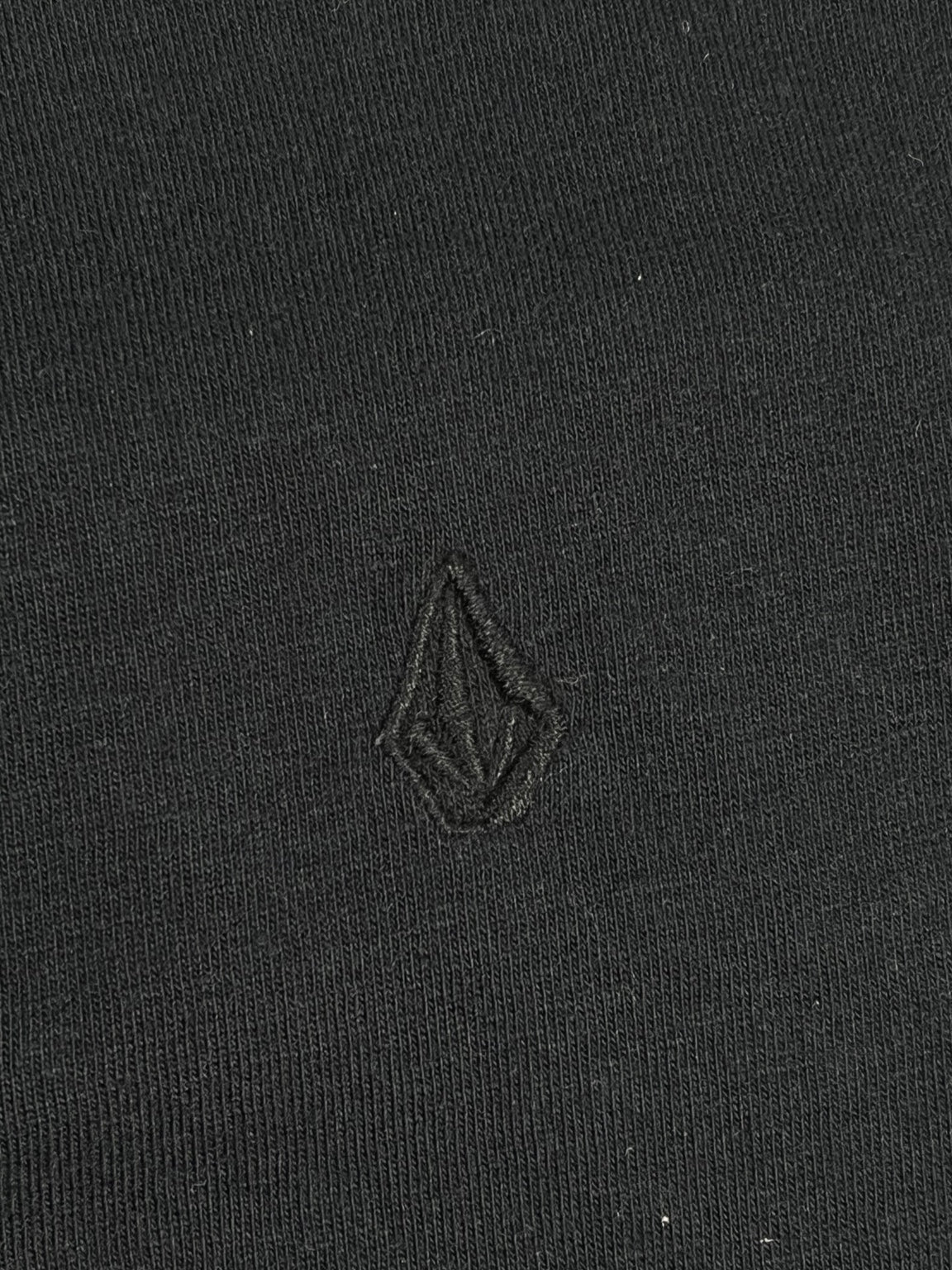 Bordado del logo Volcom sobre el pecho