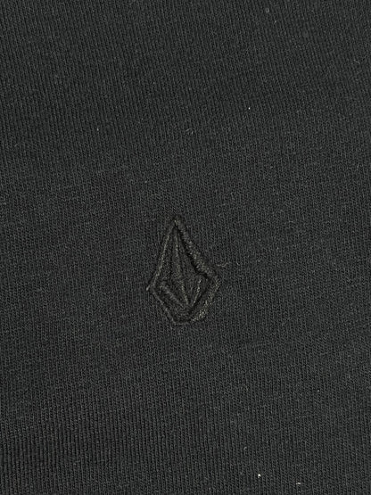 Bordado del logo Volcom sobre el pecho