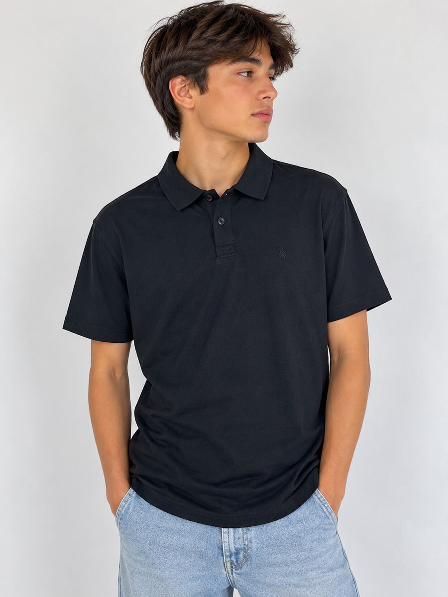 Foto referencial con modelo de polera polo Volcom azul marino hombre, formato 3:4